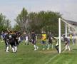 Au curs sute de litri de bere la derby-ul liderului din Dâmbovița: „Suntem ca nea Gigi, toți sunt împotriva noastră” + Scandal cu arbitrul: „Ai luat bani de la ăștia? Ți-au dat primă de Paște?”