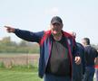 Au curs sute de litri de bere la derby-ul liderului din Dâmbovița: „Suntem ca nea Gigi, toți sunt împotriva noastră” + Scandal cu arbitrul: „Ai luat bani de la ăștia? Ți-au dat primă de Paște?”