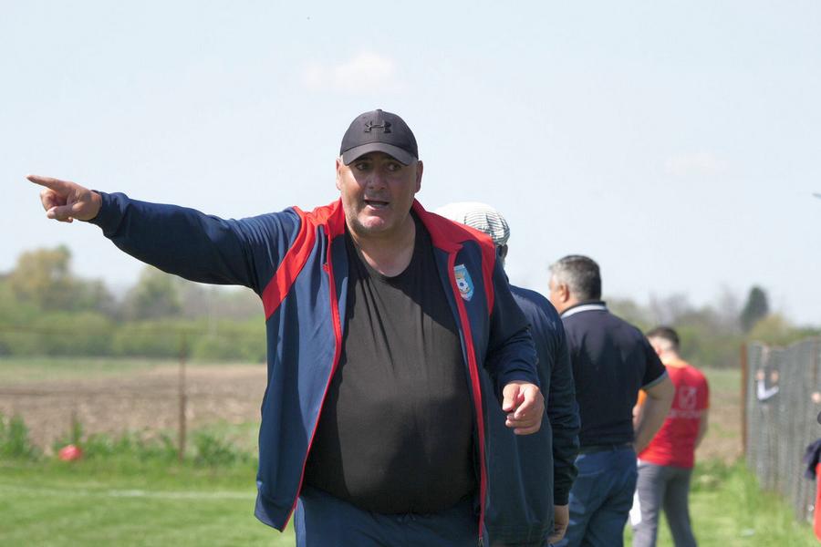 Antrenorul gazdelor a stat cu gura pe jucătorii săi tot meciul Au curs sute de litri de bere la derby-ul liderului din Dâmbovița: „Suntem ca nea Gigi, toți sunt împotriva noastră” + Scandal cu arbitrul: „Ai luat bani de la ăștia? Ți-au dat primă de Paște?”