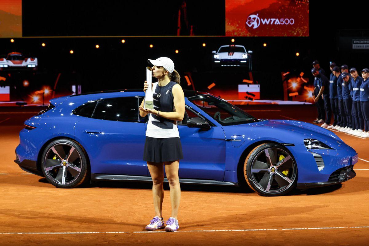 Iga Swiatek duce acasă un Porsche de peste 200.000 de euro, după triumful cu Sabalenka în finala de la Stuttgart