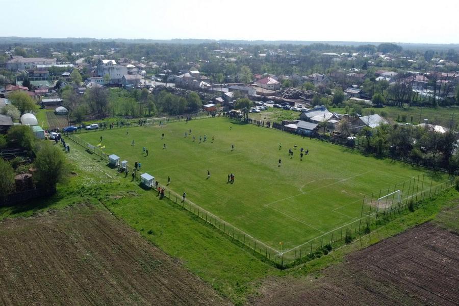 Imagine din dronă realizată înainte de startul partidei Au curs sute de litri de bere la derby-ul liderului din Dâmbovița: „Suntem ca nea Gigi, toți sunt împotriva noastră” + Scandal cu arbitrul: „Ai luat bani de la ăștia? Ți-au dat primă de Paște?”