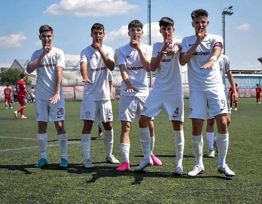 Imagine din FCSB - Rapid, la categoria de vârstă U16 / Sursă foto: Facebook@ FC Rapid De ăsta ai uitat, MM? » Mihai Stoica a ales ce a vrut, ca să-i iasă ultima „aroganță” la adresa rapidiștilor: „Non c’è due senza tre?”