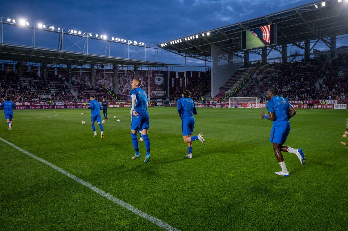 Start întârziat cu 7 minute în Rapid - FCSB » Artificii, fumigene și un apel disperat la stație