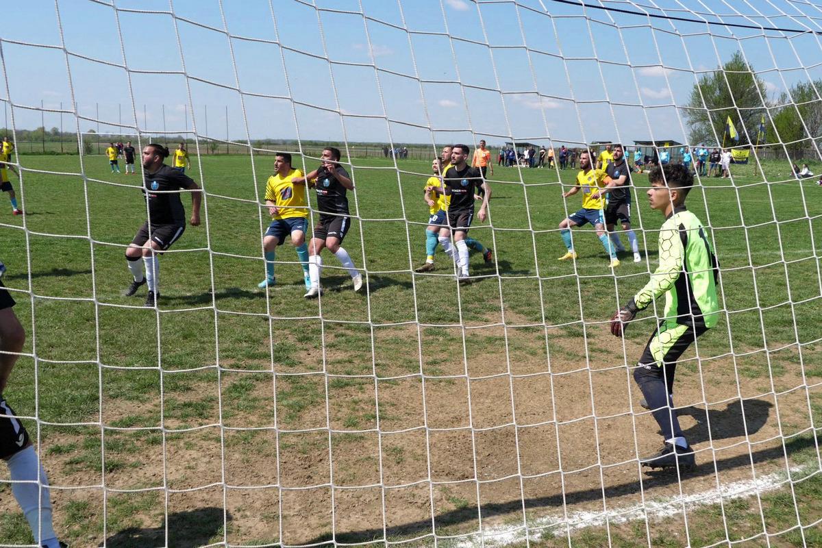 Au curs sute de litri de bere la derby-ul liderului din Dâmbovița: „Suntem ca nea Gigi, toți sunt împotriva noastră” + Scandal cu arbitrul: „Ai luat bani de la ăștia? Ți-au dat primă de Paște?”