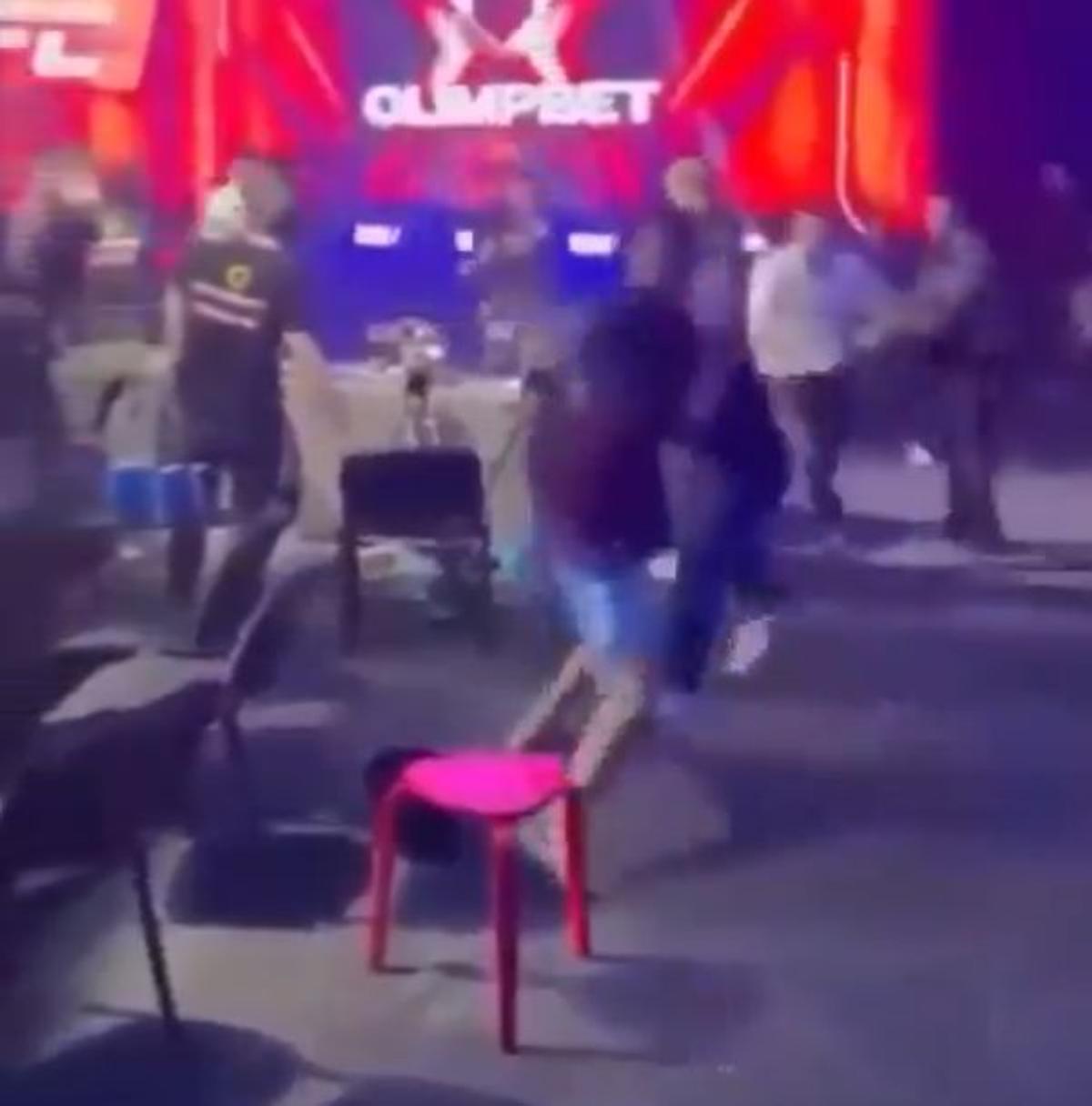 Bătut de fani și suspendat pe viață, luptătorul de MMA care a lovit o „ring girl” vine cu explicații: „Am un mesaj pentru Maria”