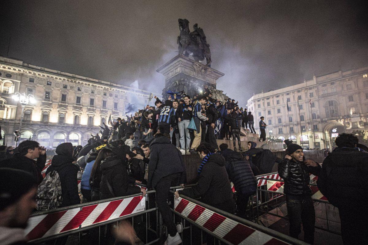 N-au mai ținut cont de reguli! Cum au sărbătorit fanii lui Inter titlul din Serie A: s-au urcat pe statuia Regelui și au luminat Domul din Milano