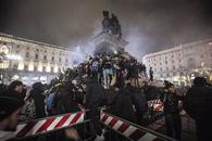 N-au mai ținut cont de reguli! Cum au sărbătorit fanii lui Inter titlul din Serie A: s-au urcat pe statuia Regelui și au luminat Domul din Milano