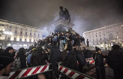 N-au mai ținut cont de reguli! Cum au sărbătorit fanii lui Inter titlul din Serie A: s-au urcat pe statuia Regelui și au luminat Domul din Milano