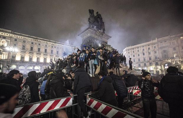 N-au mai ținut cont de reguli! Cum au sărbătorit fanii lui Inter titlul din Serie A: s-au urcat pe statuia Regelui și au luminat Domul din Milano
