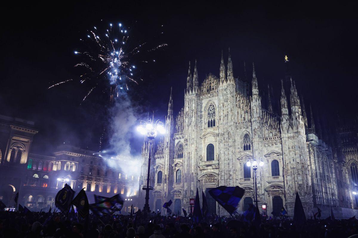 N-au mai ținut cont de reguli! Cum au sărbătorit fanii lui Inter titlul din Serie A: s-au urcat pe statuia Regelui și au luminat Domul din Milano
