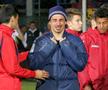 Adrian Șut (stânga) consolându-l pe Sergiu Hanca după pierderea titlului cu ASA Tg. Mureș
