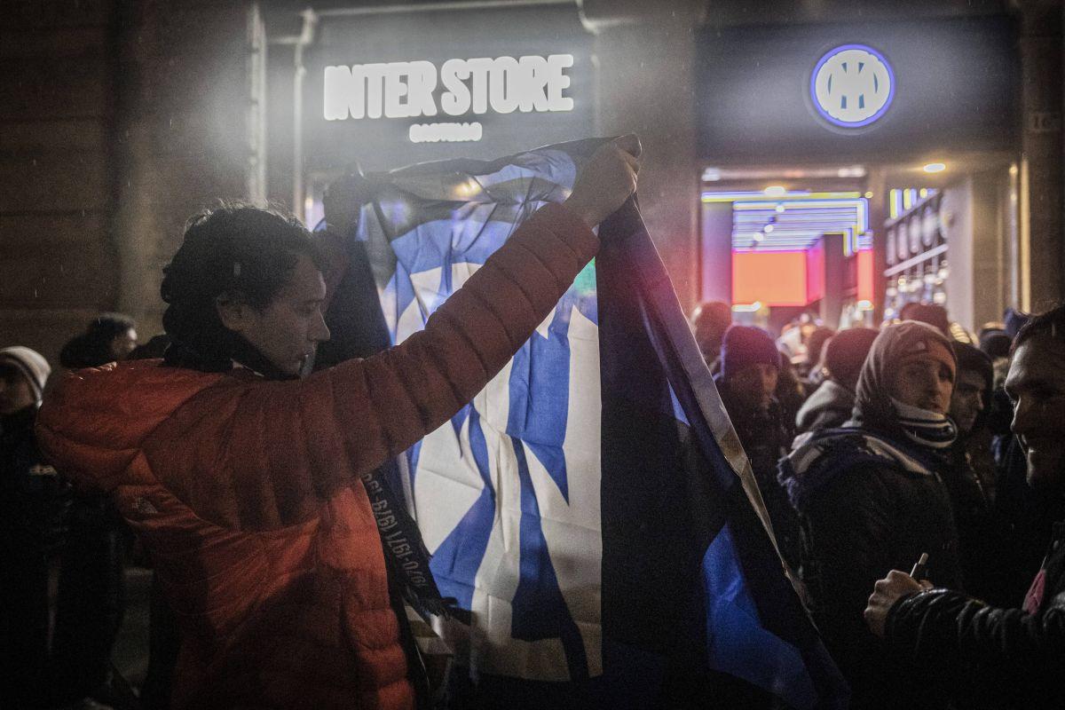 N-au mai ținut cont de reguli! Cum au sărbătorit fanii lui Inter titlul din Serie A: s-au urcat pe statuia Regelui și au luminat Domul din Milano
