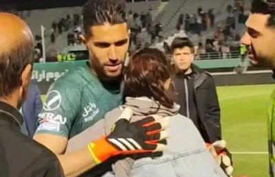 Un fotbalist iranian, suspendat și amendat după ce a luat în brațe o suporteriţă