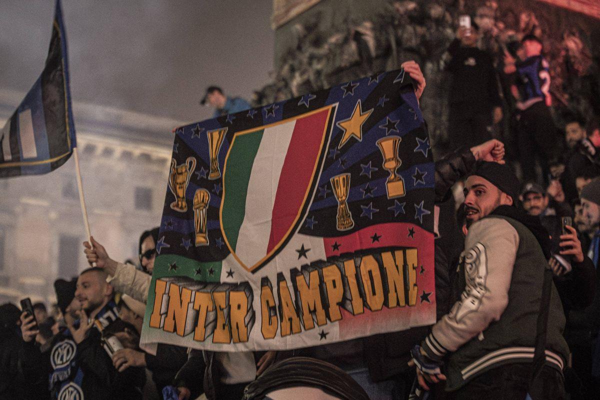 N-au mai ținut cont de reguli! Cum au sărbătorit fanii lui Inter titlul din Serie A: s-au urcat pe statuia Regelui și au luminat Domul din Milano