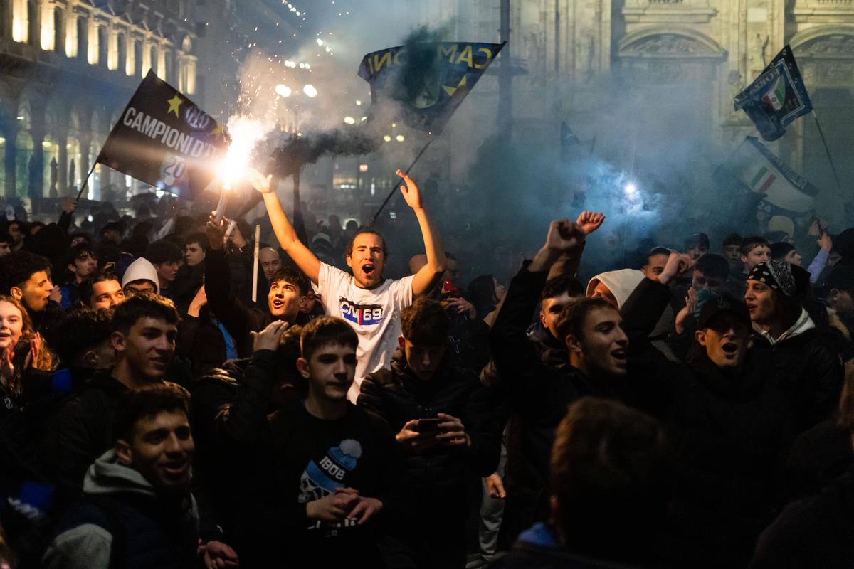 N-au mai ținut cont de reguli! Cum au sărbătorit fanii lui Inter titlul din Serie A: s-au urcat pe statuia Regelui și au luminat Domul din Milano