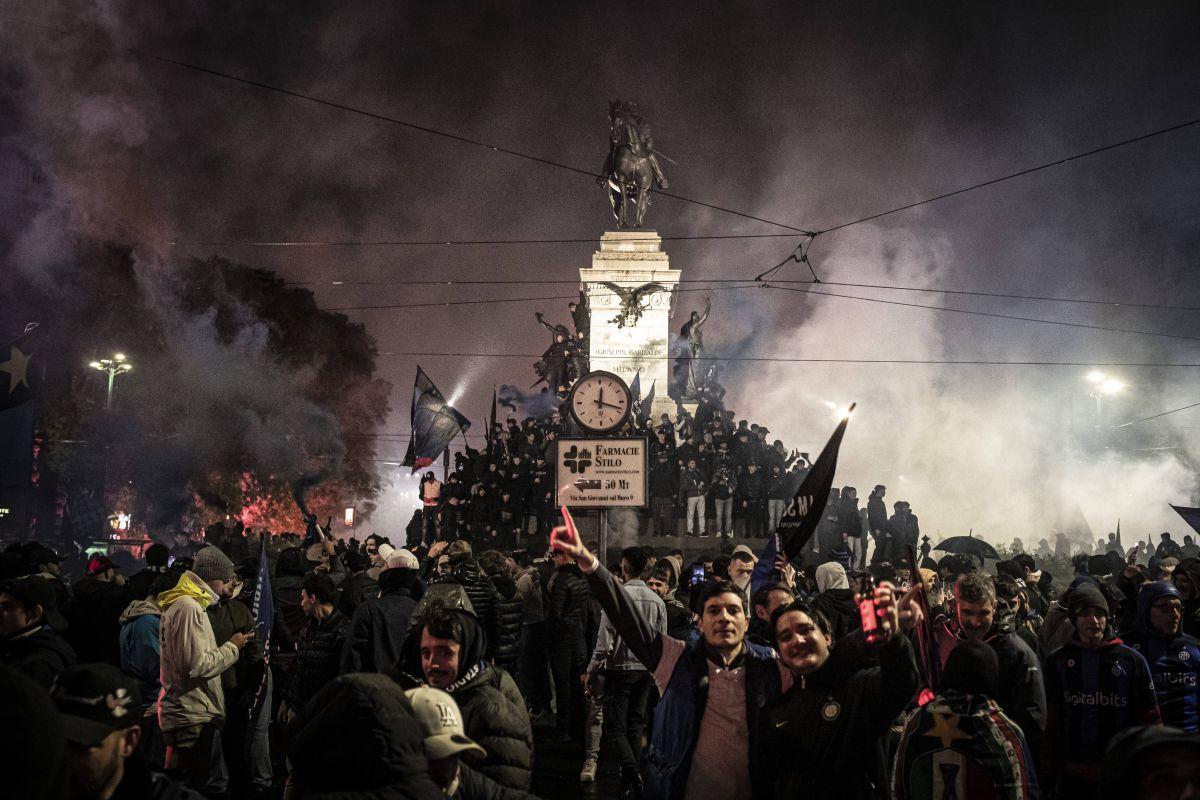 N-au mai ținut cont de reguli! Cum au sărbătorit fanii lui Inter titlul din Serie A: s-au urcat pe statuia Regelui și au luminat Domul din Milano