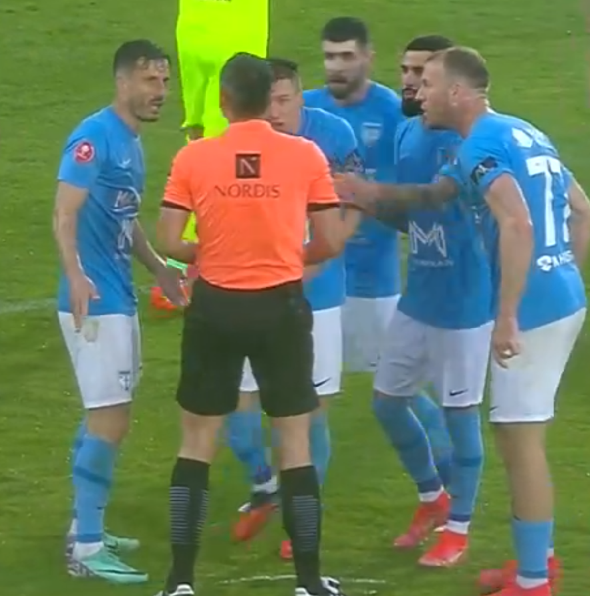 Faza în care Feșnic l-a eliminat pe Ricardinho în Voluntari - FCU Craiova