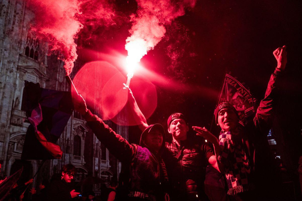 N-au mai ținut cont de reguli! Cum au sărbătorit fanii lui Inter titlul din Serie A: s-au urcat pe statuia Regelui și au luminat Domul din Milano