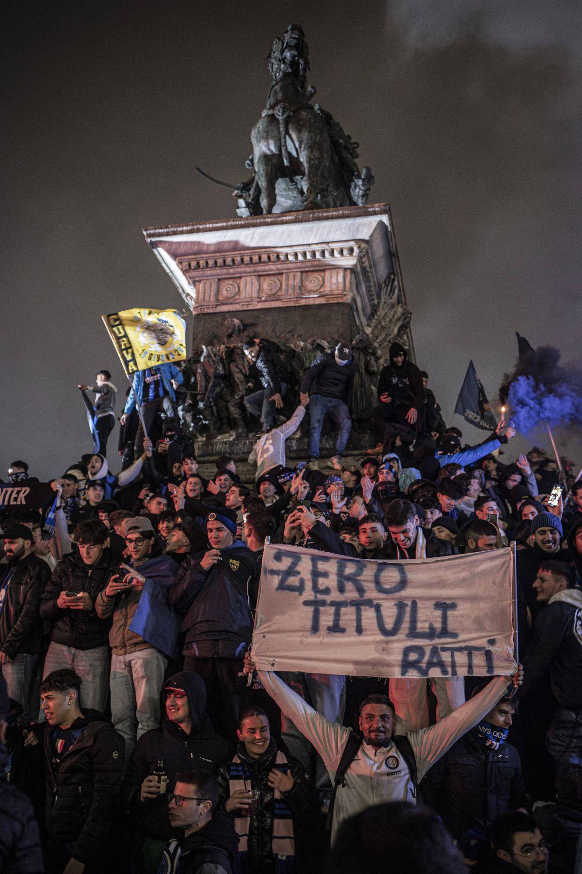 N-au mai ținut cont de reguli! Cum au sărbătorit fanii lui Inter titlul din Serie A: s-au urcat pe statuia Regelui și au luminat Domul din Milano