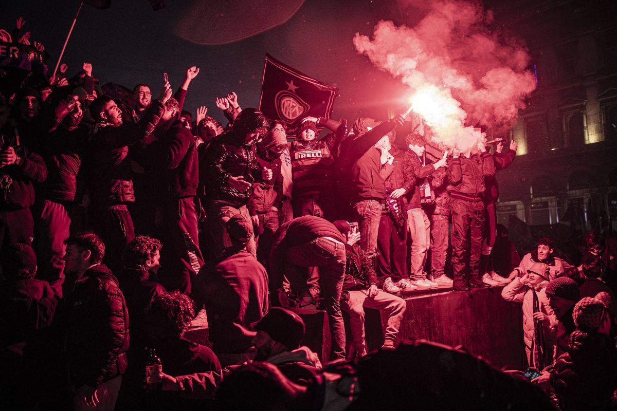 N-au mai ținut cont de reguli! Cum au sărbătorit fanii lui Inter titlul din Serie A: s-au urcat pe statuia Regelui și au luminat Domul din Milano