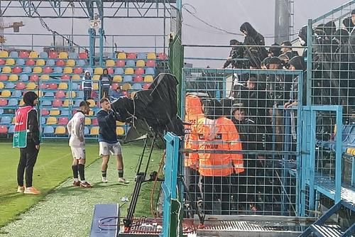 Radu Negru (24 de ani), fundașul dreapta de la FCU Craiova, a avut un dialog incredibil cu ultrașii echipei finanțate de Adrian Mititelu, la finalul remizei cu Voluntari, scor 0-0, în runda cu numărul #6 din play-out-ul Superligii.