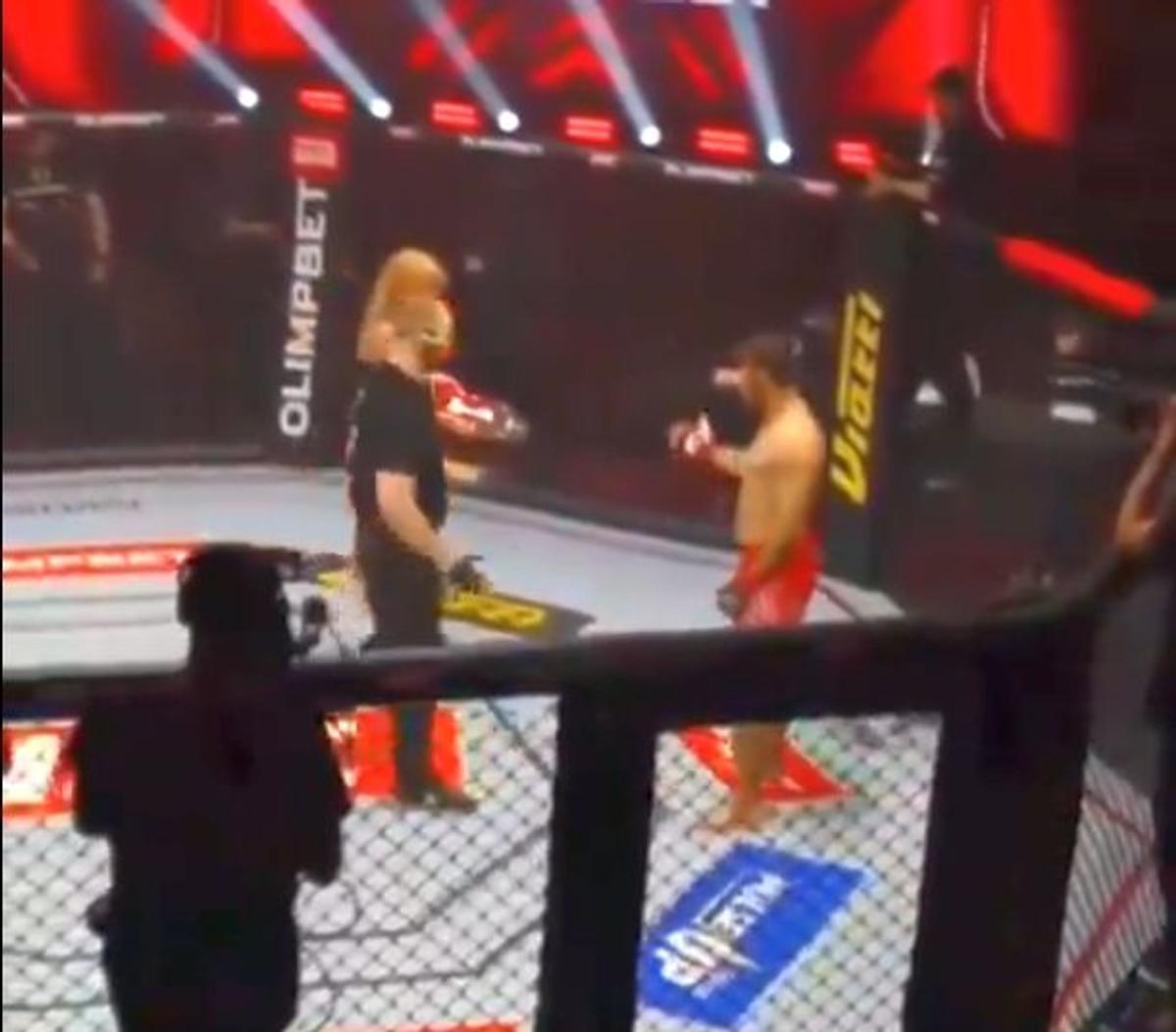 Bătut de fani și suspendat pe viață, luptătorul de MMA care a lovit o „ring girl” vine cu explicații: „Am un mesaj pentru Maria”