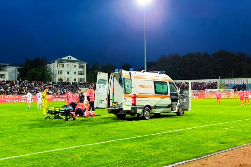 Ambulanța a intrat pe gazon pentru a-i acorda primul ajutor lui Romario Benzar  / foto: Ionuț Tăbultoc