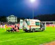 Ambulanța a intrat pe gazon pentru a-i acorda primul ajutor lui Romario Benzar  / foto: Ionuț Tăbultoc