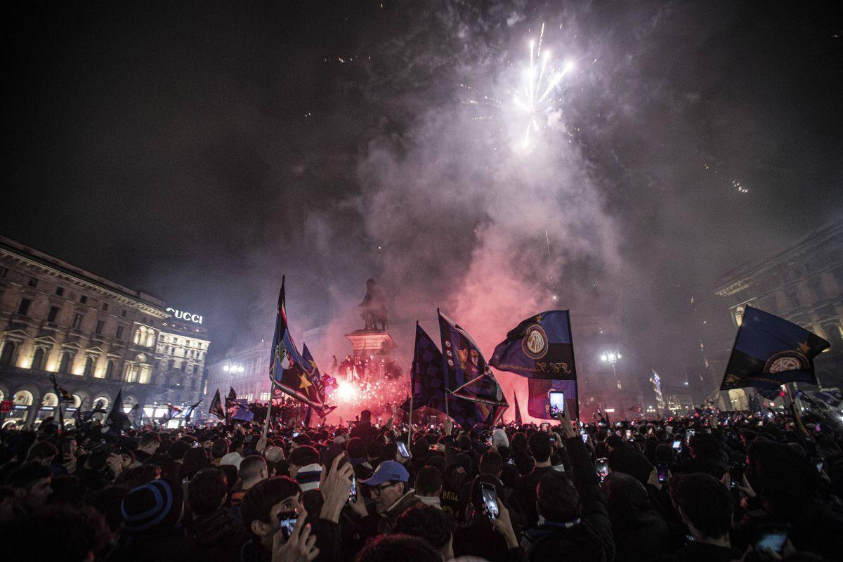 N-au mai ținut cont de reguli! Cum au sărbătorit fanii lui Inter titlul din Serie A: s-au urcat pe statuia Regelui și au luminat Domul din Milano