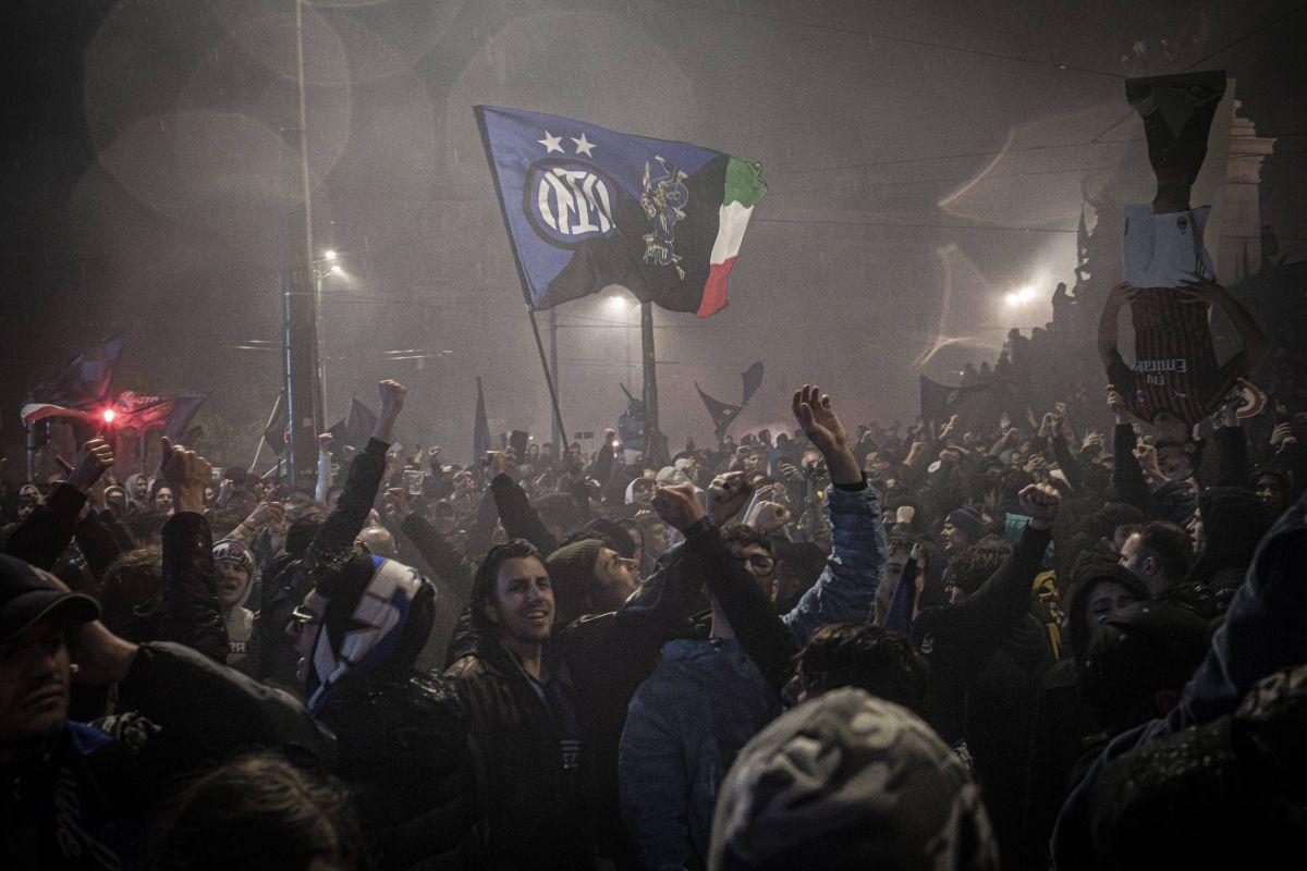 N-au mai ținut cont de reguli! Cum au sărbătorit fanii lui Inter titlul din Serie A: s-au urcat pe statuia Regelui și au luminat Domul din Milano