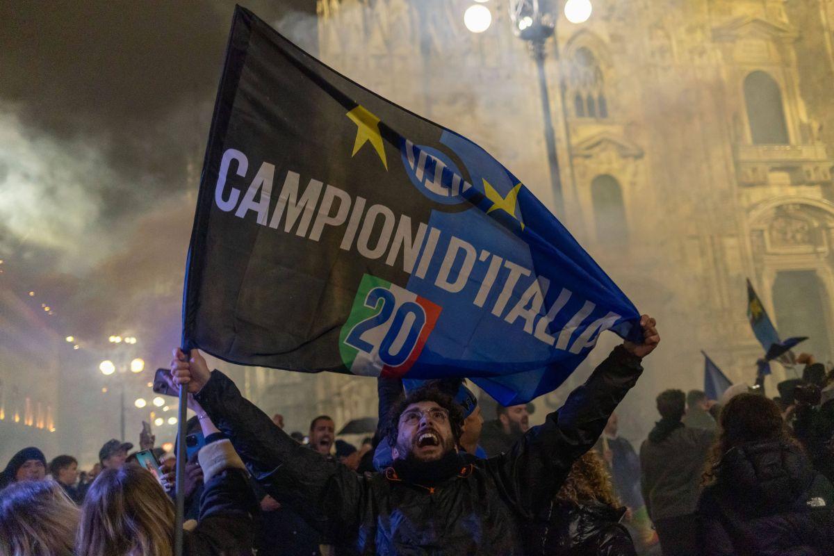 N-au mai ținut cont de reguli! Cum au sărbătorit fanii lui Inter titlul din Serie A: s-au urcat pe statuia Regelui și au luminat Domul din Milano