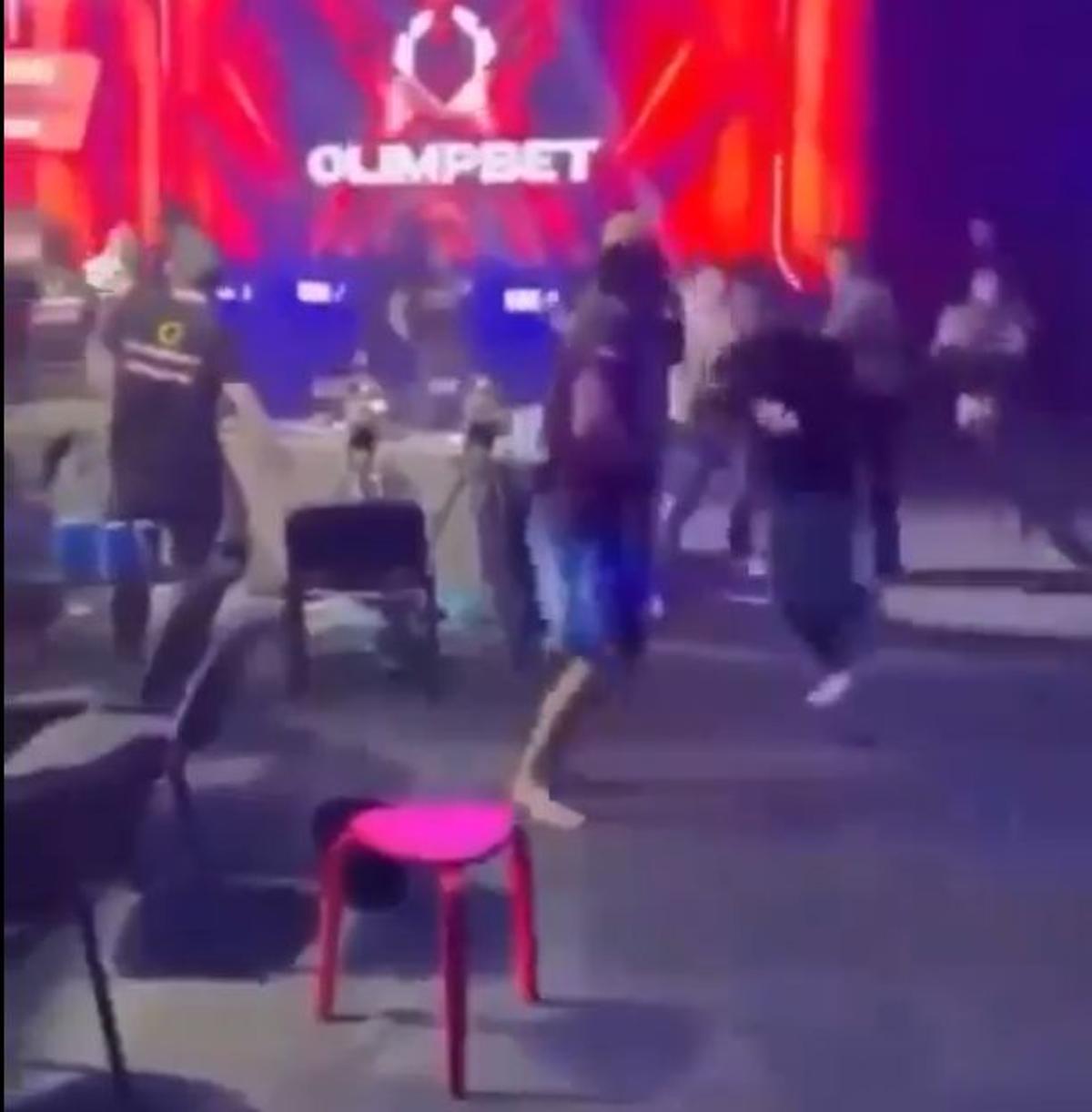 Bătut de fani și suspendat pe viață, luptătorul de MMA care a lovit o „ring girl” vine cu explicații: „Am un mesaj pentru Maria”