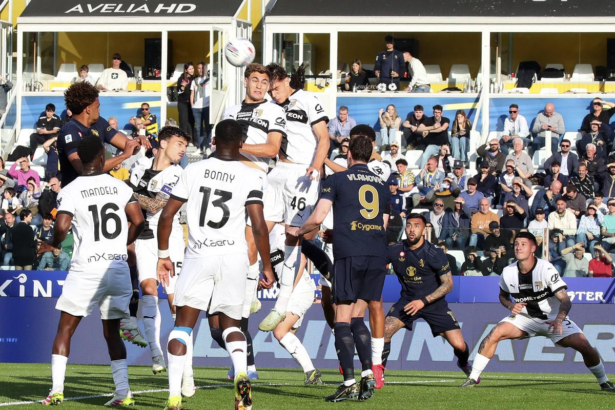 Pentru istorie! Cristi Chivu îi aduce Parmei prima victorie în 10 ani cu Juventus! » Dennis Man a prins ultimele 20 de minute