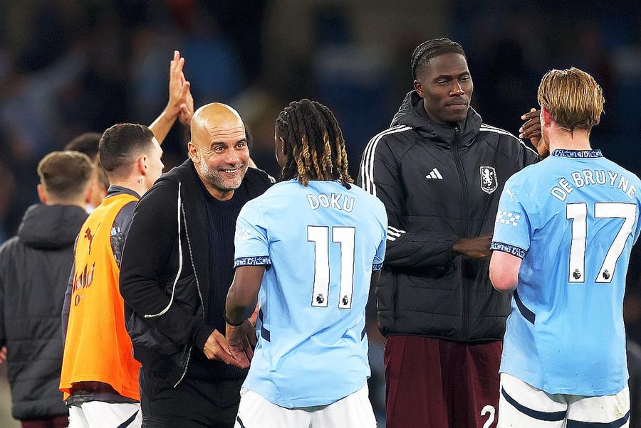Pep Guardiola, zâmbindu-i lui Jeremy Doku // foto: Guliver/gettyimages Anunțul misterios al lui Pep Guardiola » „Mă voi retrage. Dar nu știu dacă atunci va însemna și sfârșitul carierei”