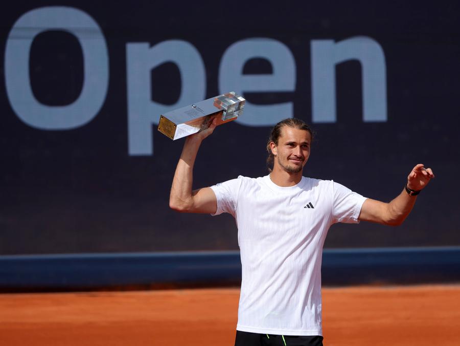 Alexander Zverev cu trofel de la Munchen FOTO Imago Images Alexander Zverev, reacție dură la adresa celui care l-a numit „bătăuș nenorocit”: „Peste tot vor exista idioți!”
