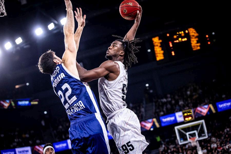 Adam Mokoka/Foto: euroleaguebasketball.net Detalii din NBA și din culisele naționalei Franței de la spectaculosul fundaș al lui U-BT Cluj-Napoca: „Acolo nu poți să nu dai 100% zilnic”