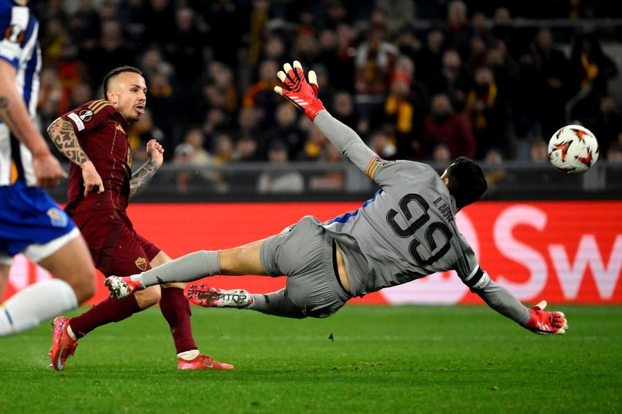 Diogo Costa în acțiune în poarta lui FC Porto, în meciul din play-off-ul Europa League cu AS Roma / Foto: Imago Doi granzi englezi se bat pentru un portar portughez » Are însă o clauză de reziliere de 75 de milioane de euro!