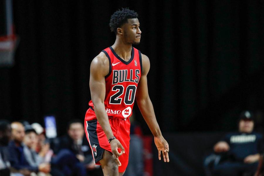 Adam Mokoka, în maioul lui Chicago Bulls/Foto: X Detalii din NBA și din culisele naționalei Franței de la spectaculosul fundaș al lui U-BT Cluj-Napoca: „Acolo nu poți să nu dai 100% zilnic”