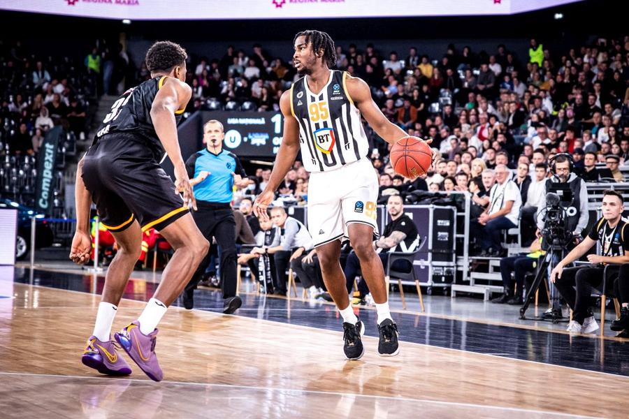 Adam Mokoka, fundașul lui U-BT Cluj-Napoca/Foto: euroleaguebasketball.net Detalii din NBA și din culisele naționalei Franței de la spectaculosul fundaș al lui U-BT Cluj-Napoca: „Acolo nu poți să nu dai 100% zilnic”