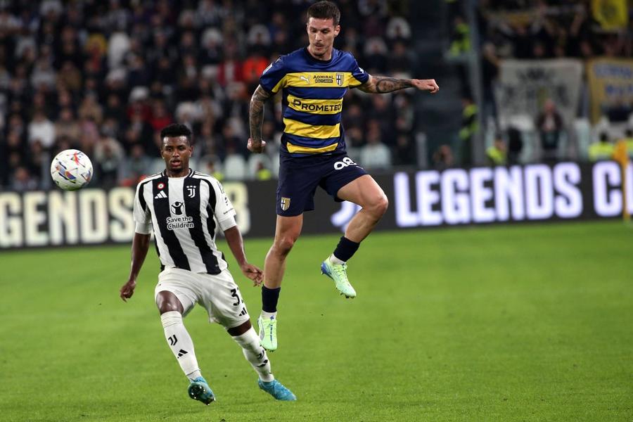 Dennis Man, în Juventus - Parma 2-2 / Foto: Imago Images Dennis Man n-a jucat în amicalul Parmei din Germania » Încă un indiciu despre transferul lui la PSV Eindhoven