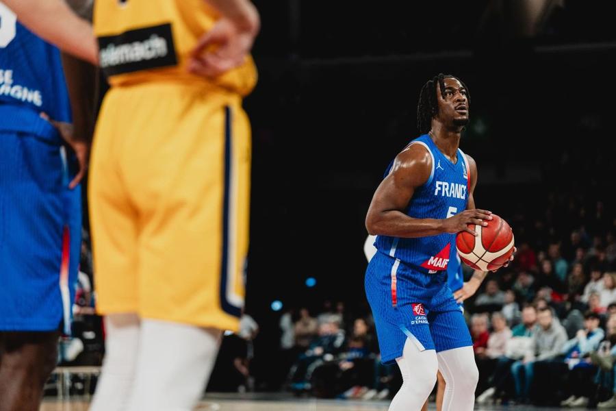 Adam Mokoka, în maioul naționalei Franței/Foto: fiba.basketball Detalii din NBA și din culisele naționalei Franței de la spectaculosul fundaș al lui U-BT Cluj-Napoca: „Acolo nu poți să nu dai 100% zilnic”