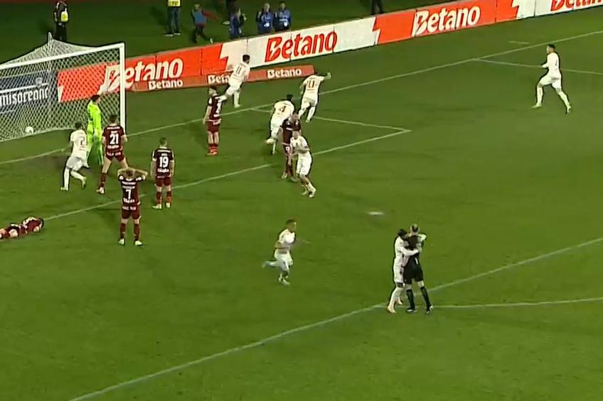 Hermannstadt - Rapid 2-1. Sibienii s-au calificat în finala Cupei României Betano, după un gol la ultima fază marcat de Sergiu Buș. Nebunia din minutul 90+5 l-a făcut pe Alessandro Murgia să-și piardă controlul.