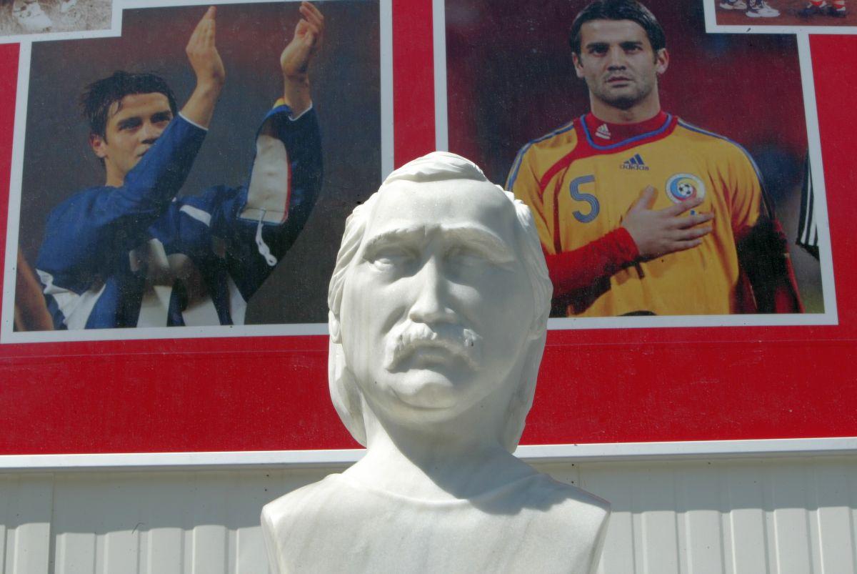 Cristi Chivu, inimă de reșițean » Imagini din 2010, de la dezvelirea bustului lui Mircea Chivu, regretatul său tată