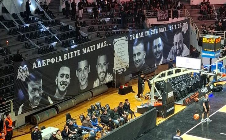 Fanii lui PAOK, omagiu pentru suporterii care și-au pierdut viața în România / foto: Facebook @Ultras Globe