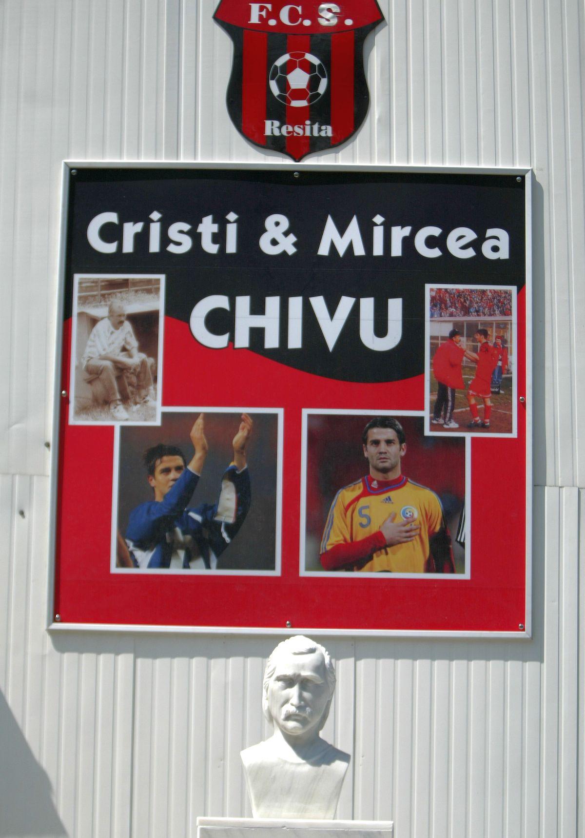 Cristi Chivu, inimă de reșițean » Imagini din 2010, de la dezvelirea bustului lui Mircea Chivu, regretatul său tată