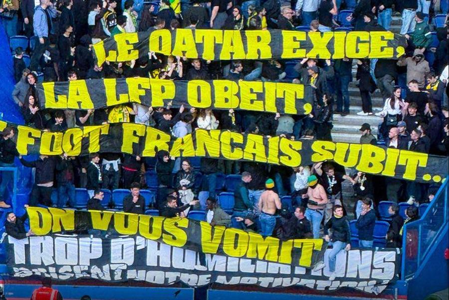 Mesajul afișat de ultrașii lui Nantes / foto: RMC Sport Mesajul apărat cu forța la PSG - Nantes! » S-au bătut cu forțele de ordine