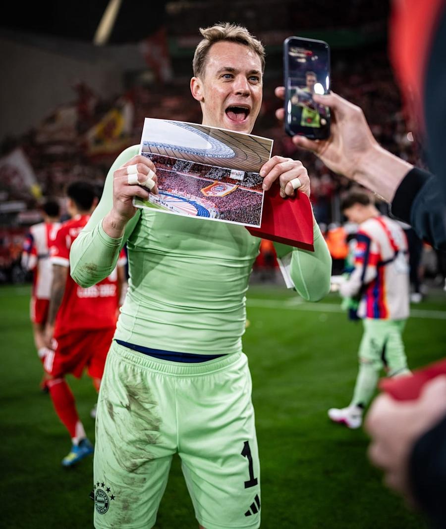Manuel Neuer sărbătorește calificarea cu o poză mai veche făcută pe Olympiastadion din Berlin Bayern, din nou în finala Cupei după 6 ani! » Manuel Neuer: „Ghici cine s-a întors”