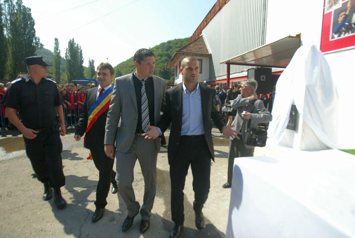 Cristi Chivu, inimă de reșițean » Imagini din 2010, de la dezvelirea bustului lui Mircea Chivu, regretatul său tată