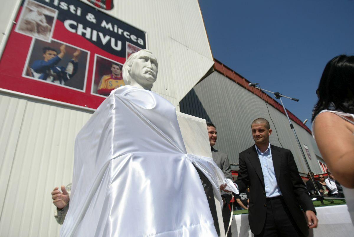 Cristi Chivu, inimă de reșițean » Imagini din 2010, de la dezvelirea bustului lui Mircea Chivu, regretatul său tată