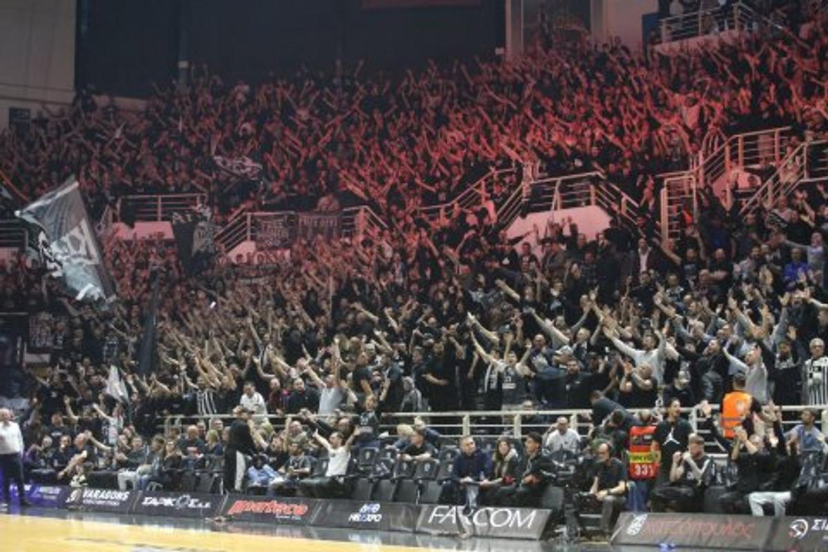 Fanii lui PAOK, omagiu pentru suporterii care și-au pierdut viața în România